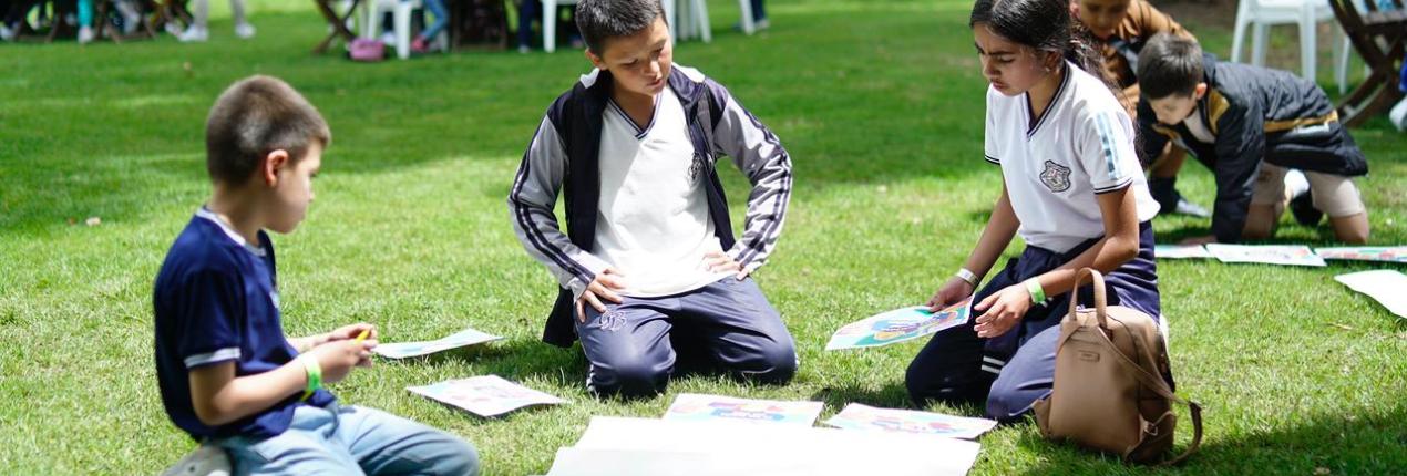 Fotografía de Niñas, niños y adolescentes que participaron en el encuentro “La Región de las niñas y los niños”, realizado en el marco del espacio de participación ciudadana del Ágora de la Región Metropolitana