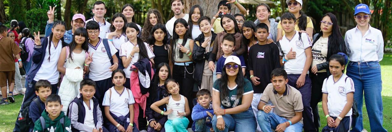 Fotografía de Niñas, niños y adolescentes que participaron en el encuentro “La Región de las niñas y los niños”, realizado en el marco del espacio de participación ciudadana del Ágora de la Región Metropolitana