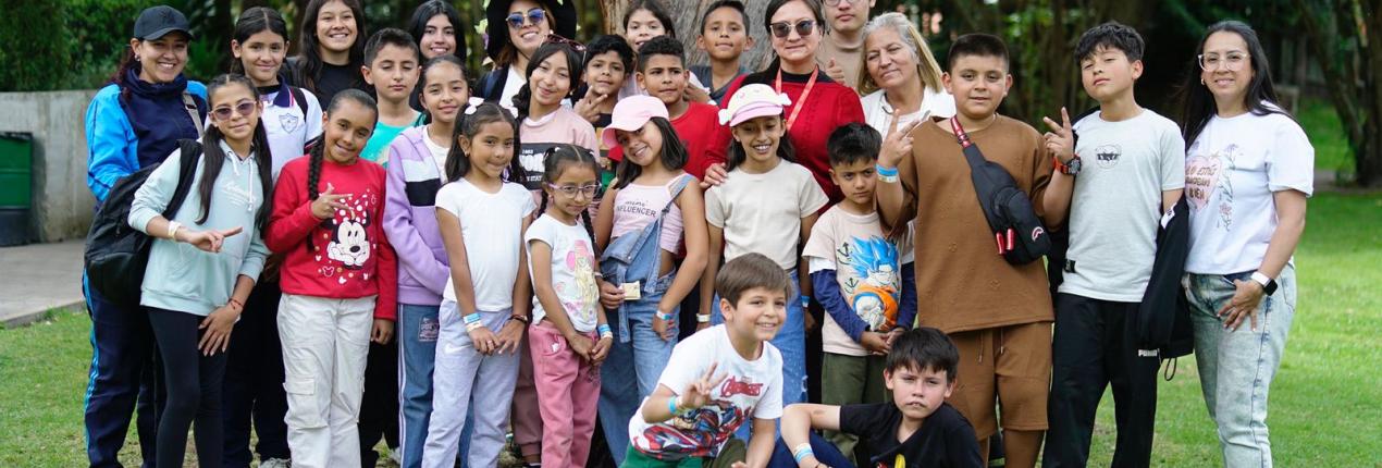 Fotografía de Niñas, niños y adolescentes que participaron en el encuentro “La Región de las niñas y los niños”, realizado en el marco del espacio de participación ciudadana del Ágora de la Región Metropolitana