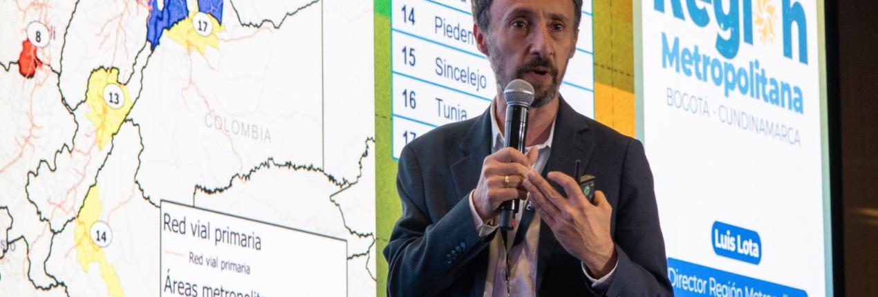 Fotografía del director de la Región Metropolitana Bogotá Cundinamarca durante su intervención en el encuentro que reúne a expertos internacionales,  académicos, tomadores de decisiones, equipos técnicos y ciudadanía en general