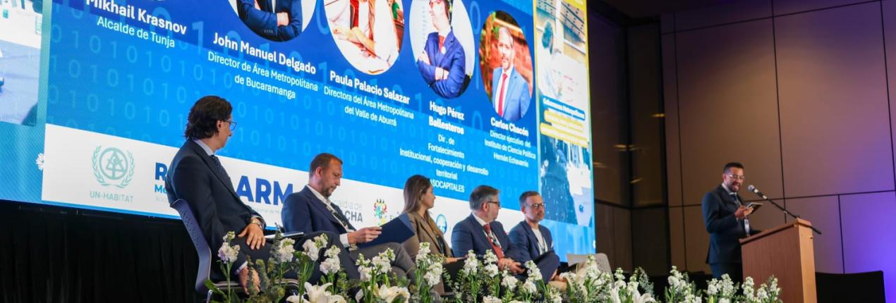 fotografía del panel del encuentro Voces que conecta la región