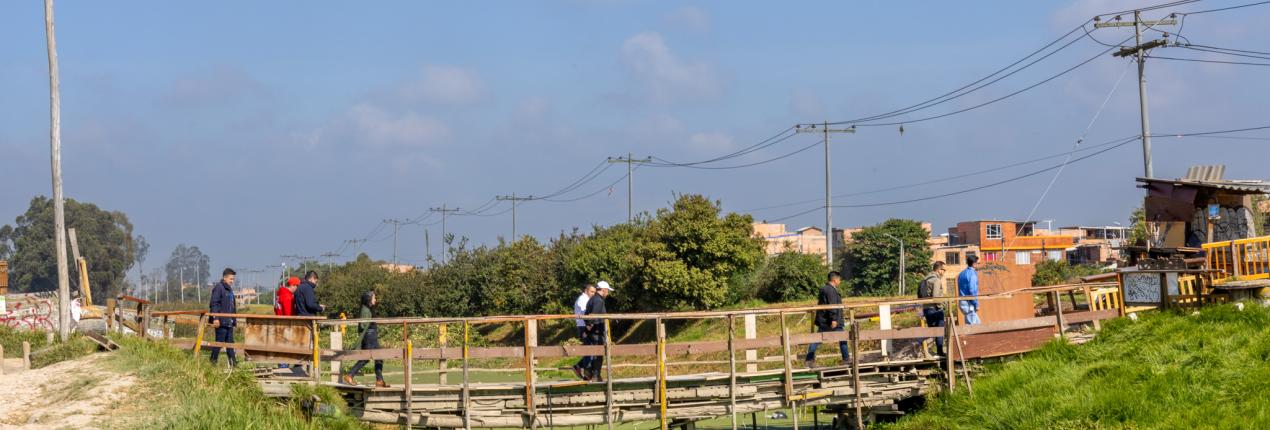 Puente sobre el Canal Tibanica en el borde entre Soacha y Bosa