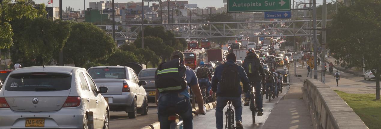 Fotografía muestra ciclistas transitando por un bicicarril en hora pico en Bogotá