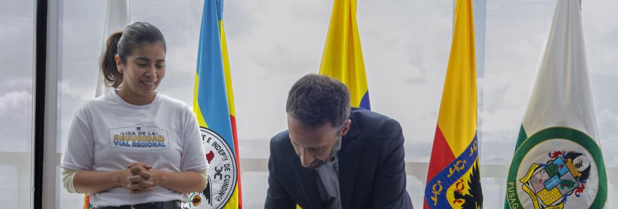Fotografía de la firma del convenio entre la Región Metropolitana Bogotá - Cundinamarca y la Agencia Regional de Movilidad