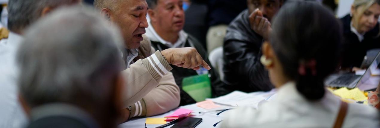 Fotografía participantes mesa temática sobre energía y gas