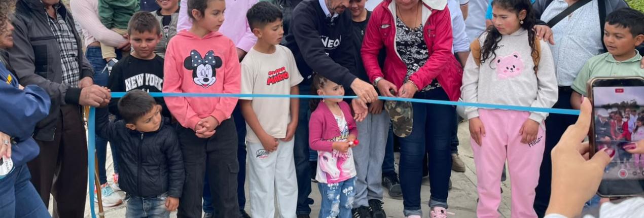 Fotografía tomada en Fusagasugá muestra la inauguración de una placa huella una vereda de Fusagasugá, en la imagen aparecen el director de la Región Metropolitana, el alcalde de municipio, niños y niñas, entre otras personas