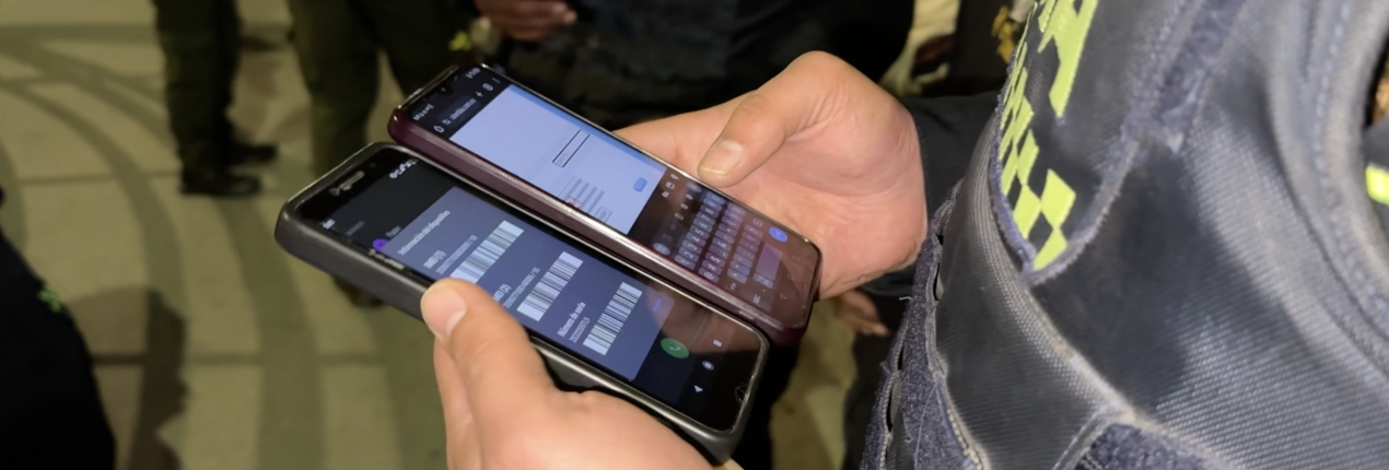 Fotografía que muestra dos teléfonos celulares en manos de un policía con el fin de ejemplificar el contenido de la noticia: Cada cinco horas una persona que compra elementos robados es capturada en Bogotá y municipios cercanos