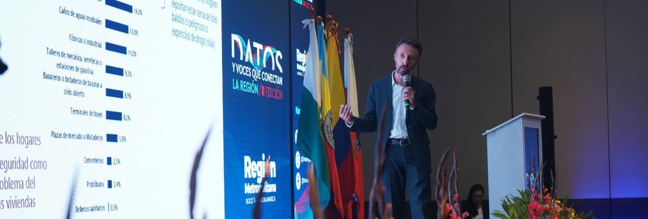 Fotografía del director de la Región Metropolitana durante su presentación en el evento Datos y Voces que Conectan la Región