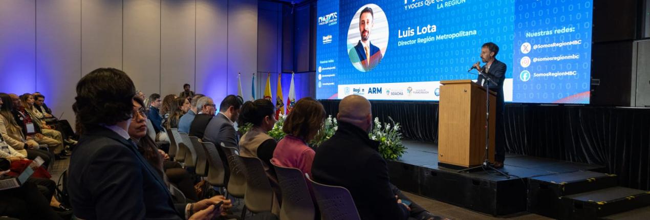 Fotografía que muestra al director de la Región Metropolitana Bogotá Cundinamarca, Luis Lota, haciendo una presentación ante un auditorio en la primera edición de Datos y Voces que Conectan a la Región