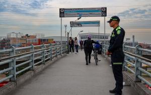 policia cuidando puente de soacha