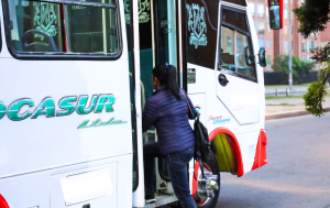 Mujer sube a un bus de transporte intermunicipal Soacha Bogotá
