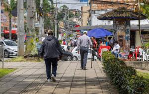 Fotografía muestra un andén del centro de Fusagasugá en el que caminan varios transeúntes