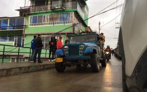 Fotografía muestra auto tipo jeep pasando por una calle del barrio Caracolí de Ciudad Bolívar