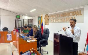 Fotografía del director de la Región Metropolitana Bogotá Cundinamarca en el concejo de Fusagasugá exponiendo los hechos metropolitanos