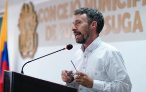 Fotografía de Luis Lota con camisa blanca en atril del Concejo Municipal de Fusagasugá