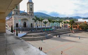 Fotografía de la plaza principal de Fusagasugá en la que está la catedral, las escaleras frente a la catedral, la plazoleta y edificios cercanos
