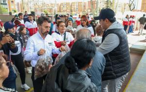 fotografía en la que aparecen el director de la región metropolitana y el alcalde Soacha entregando papa a habitantes de ese municipio