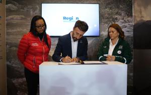 Fotografía en el que aparecen tres personas en la firma de un convenio para beneficiar a más de 40 mil personas en Soacha por medio de proyectos estratégicos en materia de acueducto y alcantarillado. El convenido fue firmado por funcionarios de la Alcaldía de Soacha, la Empresa de Acueducto y Alcantarillado de Bogotá y la Región Metropolitana Bogotá - Cundinamarca