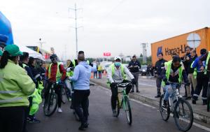 Fotografía muestra varias personas en el punto seguro regional, ubicado en la calle 80 en el kilómetro 1.5 Autopista Medellín. En la imagen sobresalen dos ciclistas que avanzan hacia sus lugares de destino