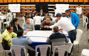 Fotografía de una mesa y sus participantes en la dinámica de la mesa de participación ciudadana sobre movilidad