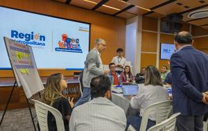 Fotografía muestra participantes en la mesa temática sobre agua realizada por la Región Metropolitana Bogotá Cundinamarca