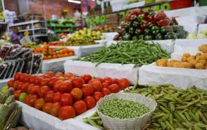 Fotografía en la que aparecen varios alimentos, especialmente, verduras en una plaza de mercado