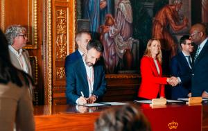 Fotografía muestra al director de la Región Metropolitana Bogotá Cundinamarca firmando la declaración conjunta para avanzar hacia metrópolis sostenibles en el marco de la Cumbre Metropolitana Mundial llevada a cabo en Barcelona, España