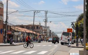 Fotografía descriptiva de un municipio de Cundinamarca en la que se destaca un hombre transitando en bicicleta