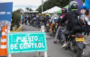 Fotografía de motociclistas en fila durante el desarrollo del segundo punto seguro regional promovido por la Agencia Regional de Movilidad