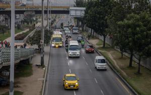 Fotografía de la Autopista Sur de Bogotá muestra tránsito de vehículo de servicio público colectivo, motocicletas y automóviles particulares