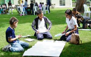 Fotografía de Niñas, niños y adolescentes que participaron en el encuentro “La Región de las niñas y los niños”, realizado en el marco del espacio de participación ciudadana del Ágora de la Región Metropolitana