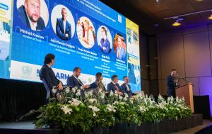 fotografía del panel del encuentro Voces que conecta la región