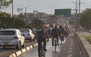 Fotografía muestra ciclistas transitando por un bicicarril en hora pico en Bogotá