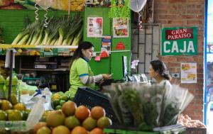 Fotografía de una plaza de mercado en la que se ve a una mujer trabajando