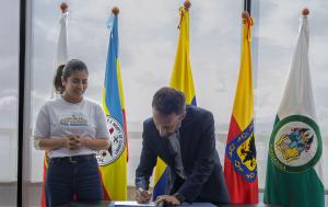 Fotografía de la firma del convenio entre la Región Metropolitana Bogotá - Cundinamarca y la Agencia Regional de Movilidad