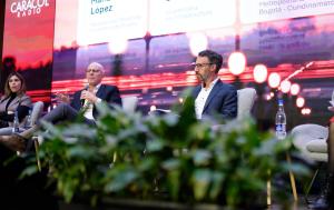 Fotografía del foro Dorado Max, en el que participó el director de la Región Metropolitana Bogotá Cundinamarca, Luis Lota.