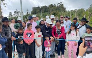 Fotografía tomada en Fusagasugá muestra la inauguración de una placa huella una vereda de Fusagasugá, en la imagen aparecen el director de la Región Metropolitana, el alcalde de municipio, niños y niñas, entre otras personas