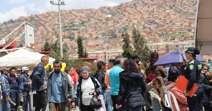 Fotografía muestra a personas caminando en el municipio de Soacha