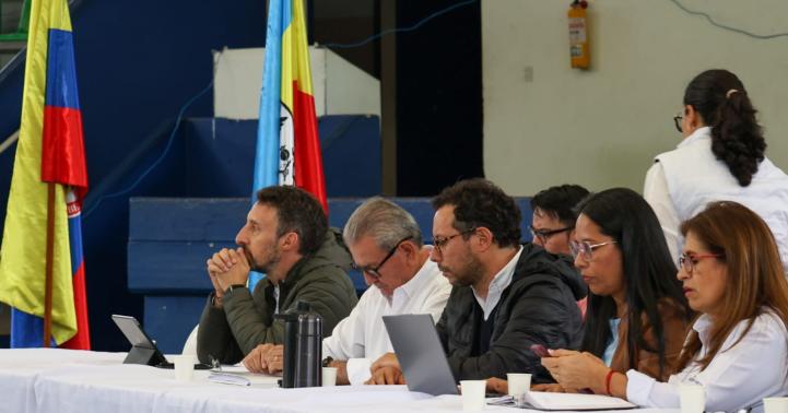 Fotografía del director de la Región Metropolitana, el acalde de Fusagasugá y otros funcionarios del concejo de ese municipio en una mesa instalada en el coliseo Carlos Lleras Restrepo donde se llevó a cabo un cabildo abierto
