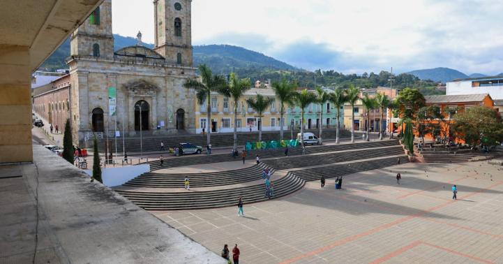 Fotografía de la plaza principal de Fusagasugá en la que está la catedral, las escaleras frente a la catedral, la plazoleta y edificios cercanos