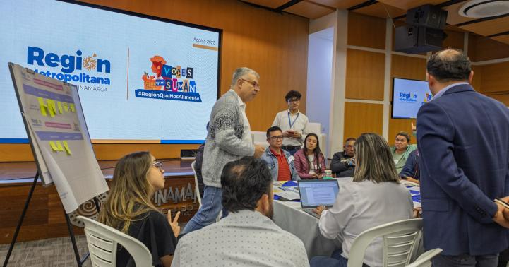 Fotografía muestra participantes en la mesa temática sobre agua realizada por la Región Metropolitana Bogotá Cundinamarca