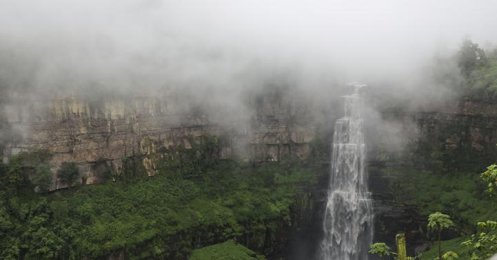 Fotografía del Salto de Tequendama, mencionado en la columna de opinión del director de la RMBC, Luis Lota