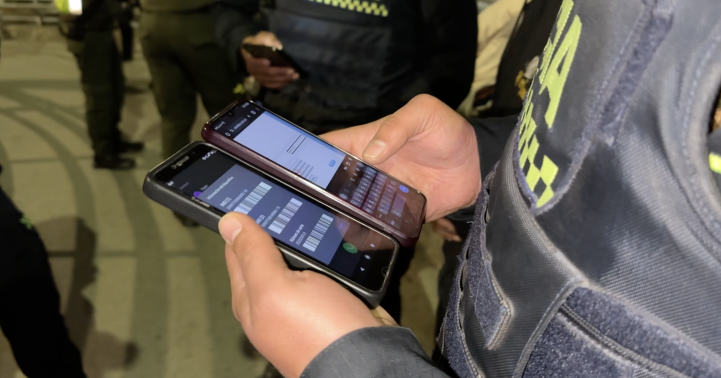 Fotografía que muestra dos teléfonos celulares en manos de un policía con el fin de ejemplificar el contenido de la noticia: Cada cinco horas una persona que compra elementos robados es capturada en Bogotá y municipios cercanos