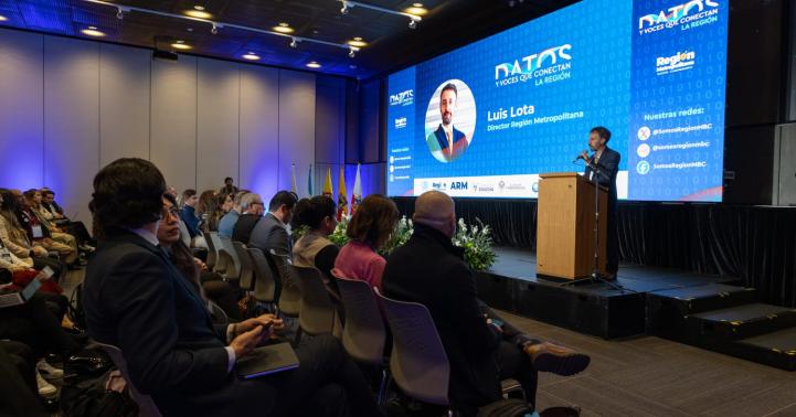 Fotografía que muestra al director de la Región Metropolitana Bogotá Cundinamarca, Luis Lota, haciendo una presentación ante un auditorio en la primera edición de Datos y Voces que Conectan a la Región