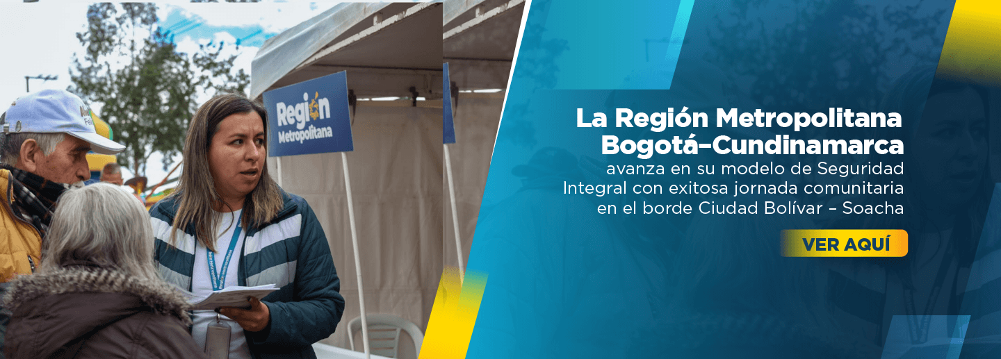 Banner muestra mujer funcionaria de la región metropolitana bogotá Cundinamarca atendiendo a dos personas que la rodean en el marco de la feria de servicios realizada en el borde Bogotá Soacha