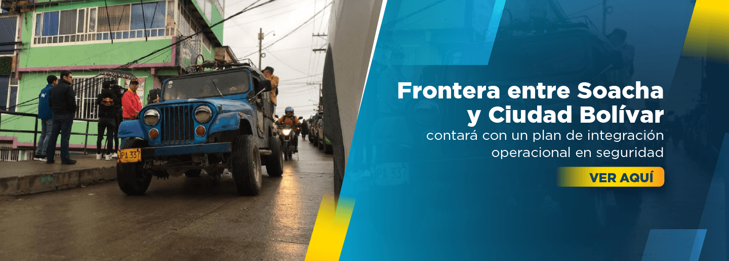 Banner muestra un vehículo jeep de color azul transitando por una calle del barrio Caracolí en Ciudad Bolívar, frontera entre Bogotá y Soacha