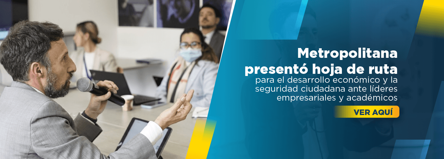 Director Luis Lota con empresario y académicos