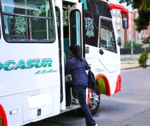 Mujer sube a un bus de transporte intermunicipal Soacha Bogotá