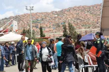 Fotografía muestra a personas caminando en el municipio de Soacha