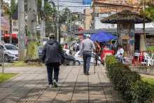 Fotografía muestra un andén del centro de Fusagasugá en el que caminan varios transeúntes